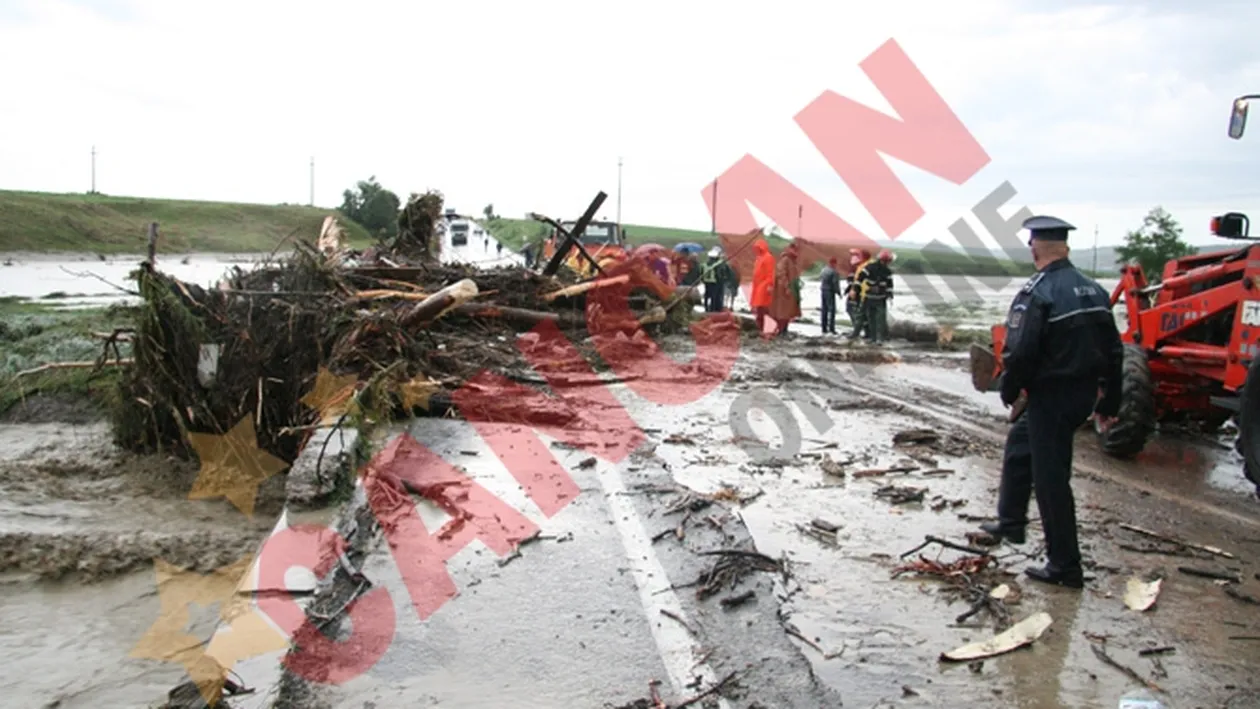 Zeci de morti si sute de oameni evacuati in urma inundatiilor din Moldova