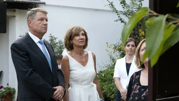 Ce a apărut la liceul în care Carmen Iohannis este profesoară. Ce gest a făcut soția lui Klaus Iohannis pentru elevii ei