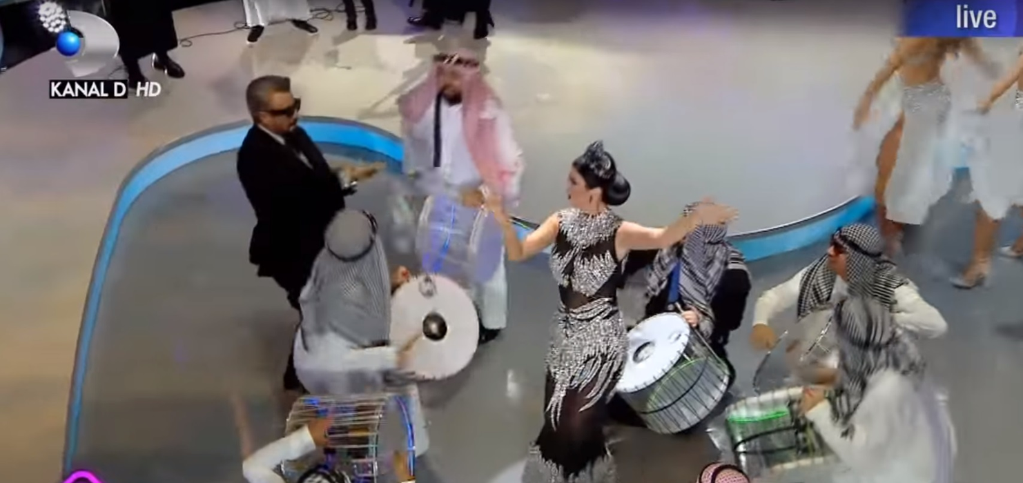 Premieră la Bravo, ai stil! Cătălin Botezatu a aruncat cu bani pe Andreea Tonciu în timp ce aceasta dansa pe ritmuri de muzică arăbească