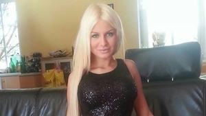 La aproape un an de la divort si-a refacut viata! Ce bomba sexy s-a fotografiat in bratele noului iubit