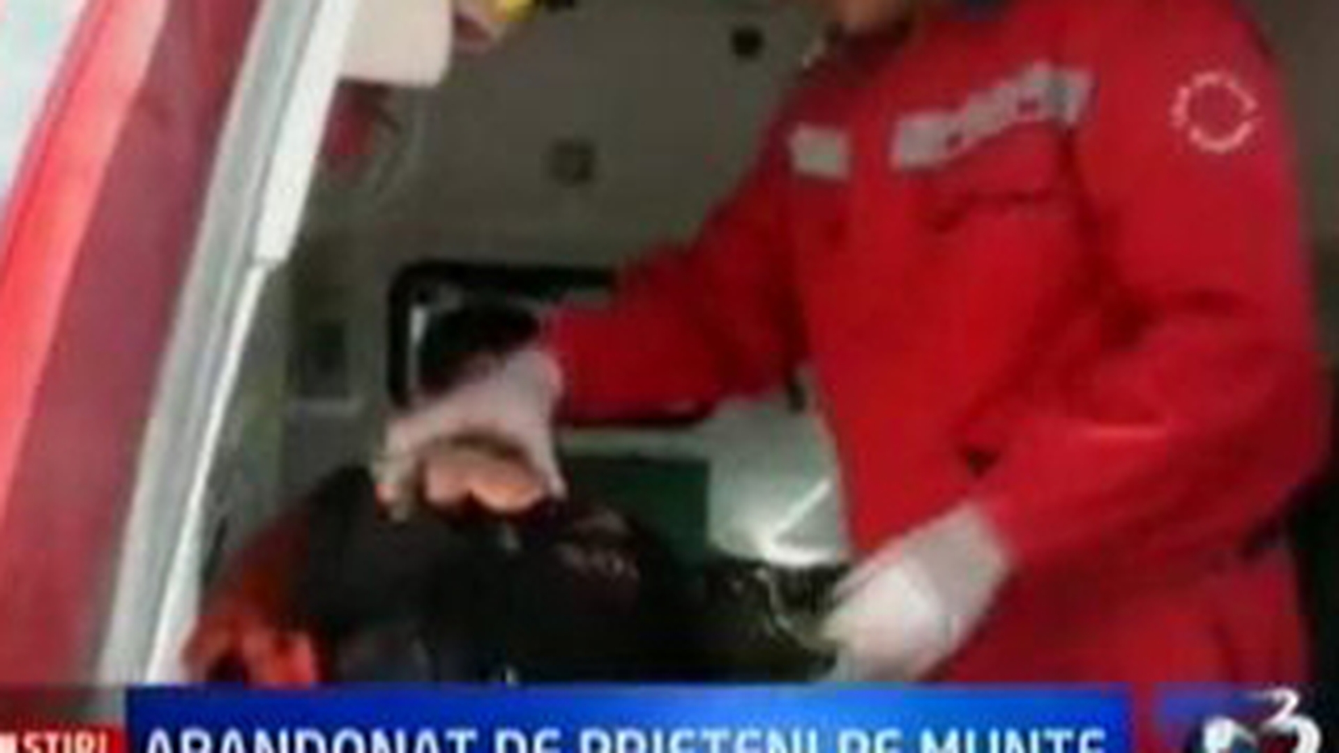 VIDEO Un tanar a fost abandonat de prieteni in varful muntelui, dupa ce i s-a facut rau
