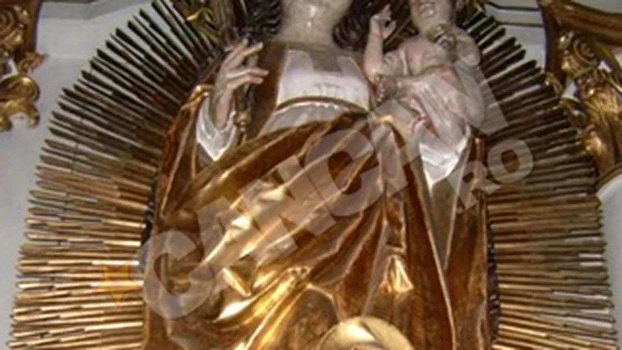 Sute de mii de oameni din tara si strainatate vin la statuia Fecioarei facatoare de minuni din Harghita