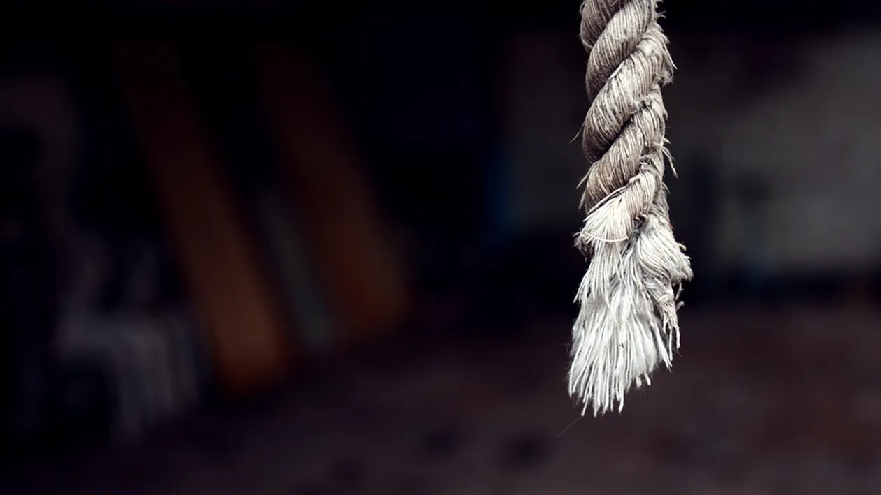 Caz tragic! O copilă de 12 ani s-a spânzurat. Trupul neînsuflețit al fetiței a fost găsit de fratele mai mic