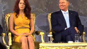 Prezență super-sexy lângă președintele Iohannis, la Iași, la deschiderea anului universitar. Cine e studenta care l-a făcut pe șeful statului să zâmbească larg