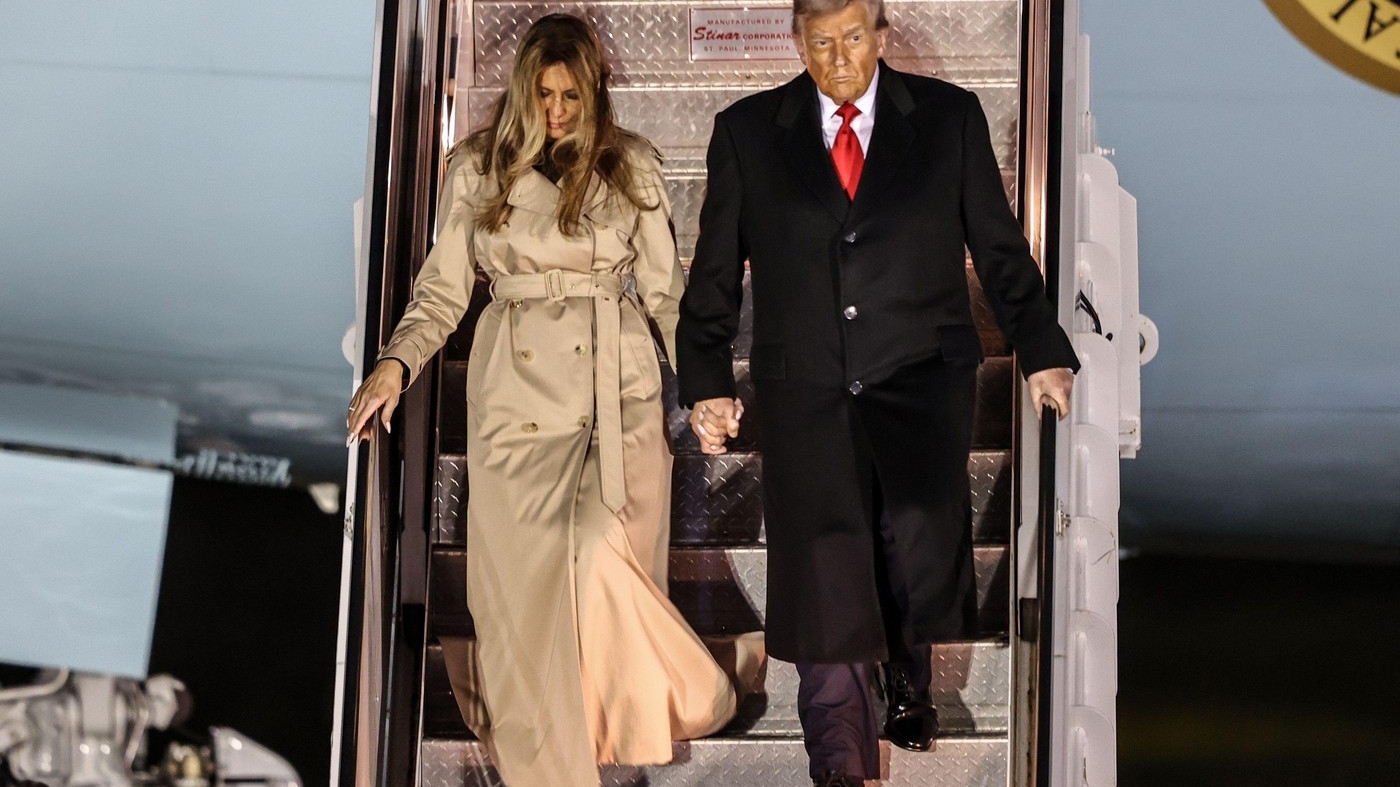 Melania Trump a atras toate privirile în Marea Britanie cu ținuta sa. Cât costă paltonul purtat de Prima Doamnă