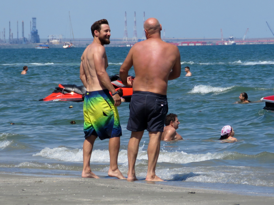 Dani Oţil a făcut ”valuri” la mare
