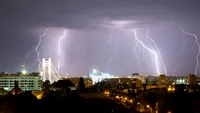 Meteorologii Accuweather anunță 3 zile consecutive de furtuni electrice în București. Pe ce dată se întâmplă