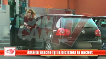 Amalia Enache isi ia bicicleta la pachet