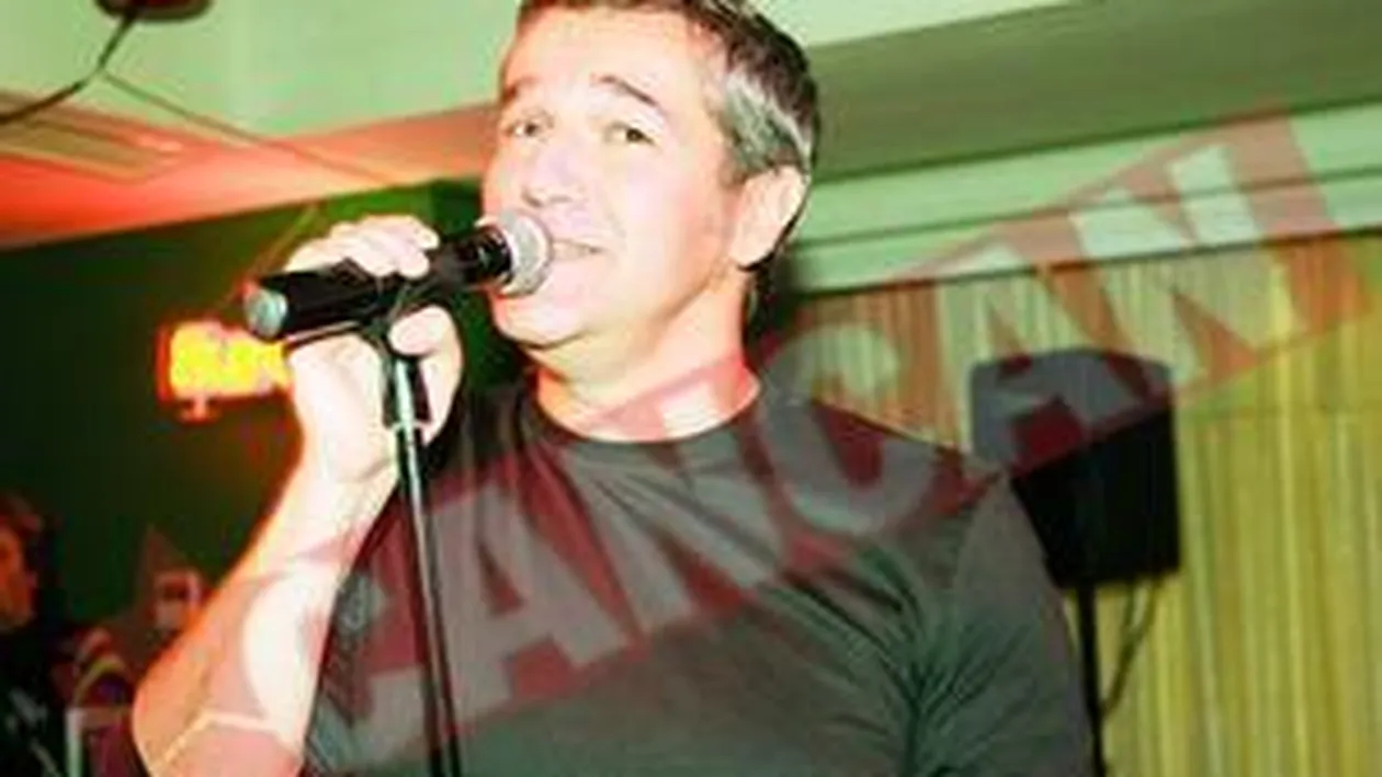 Au ras un sticlont de whisky