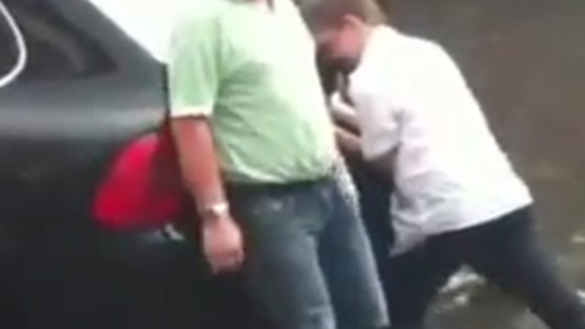 VIDEO Cel mai ghinionist sofer din lume! S-a facut de rusine la volanul unui Cayenne