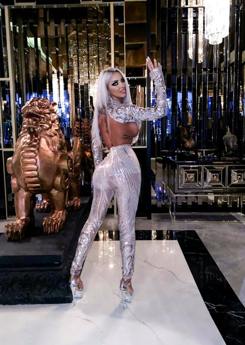 Loredana Chivu, cu un sân pe-afară