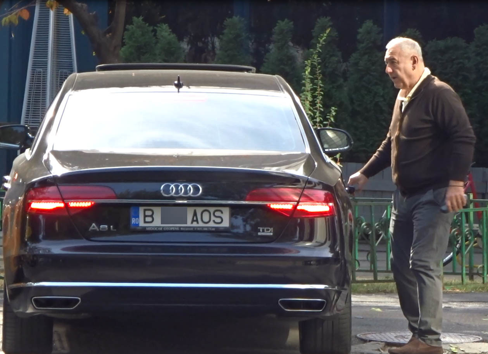 Dorin Cocoş se urcă în maşina Audi A8 L, condusă de şoferul său