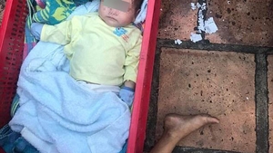 Imaginea care a emoţionat o lume întreagă! Ce gest a făcut fratele mai mare, după ce mama lor i-a abandonat
