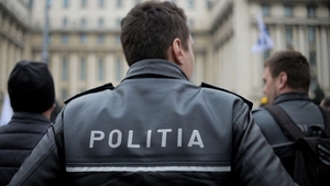 Scene ca în filme, la o terasă din Iași. Un bărbat a sărit la gâtul unui polițist, după ce și-a amintit că omul legii îl amendase