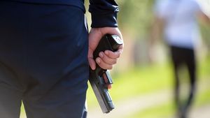 Incident grav în Bucureşti: Un bărbat a folosit o armă şi a rănit o persoană. Un trecător l-a imobilizat pe agresor
