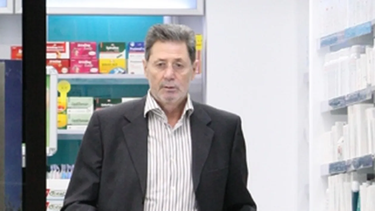 La ceas de seara! Mister Dinu isi face plinul de medicamente