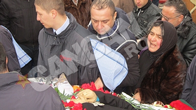 Leo din Strehaia şi-a înmormântat tatăl fără manele! A plâns şi a stat tot timpul cu mâinile pe sicriu!
