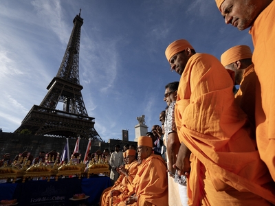Controversă după vizita unui grup religios la Turnul Eiffel. Angajatele au fost înlocuite cu bărbați și li s-a interzis accesul în anumite zone
