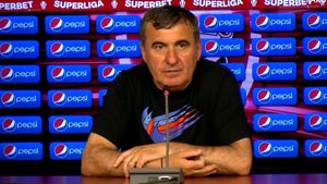 Reacția lui Gheorghe Hagi după ce Dan Petrescu i-a bătut obrazul la finalul meciului direct. „Așa îți câștigi respectul”