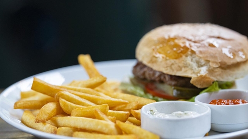 Descoperire șocantă la un fast-food din București. Ce a putut să filmeze o clientă: ”Am plecat în secunda doi”