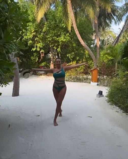 Cum arată Lavinia Pîrva în costum de baie? Soția lui Ștefan Bănică Jr are talie de viespe și la 40 de ani