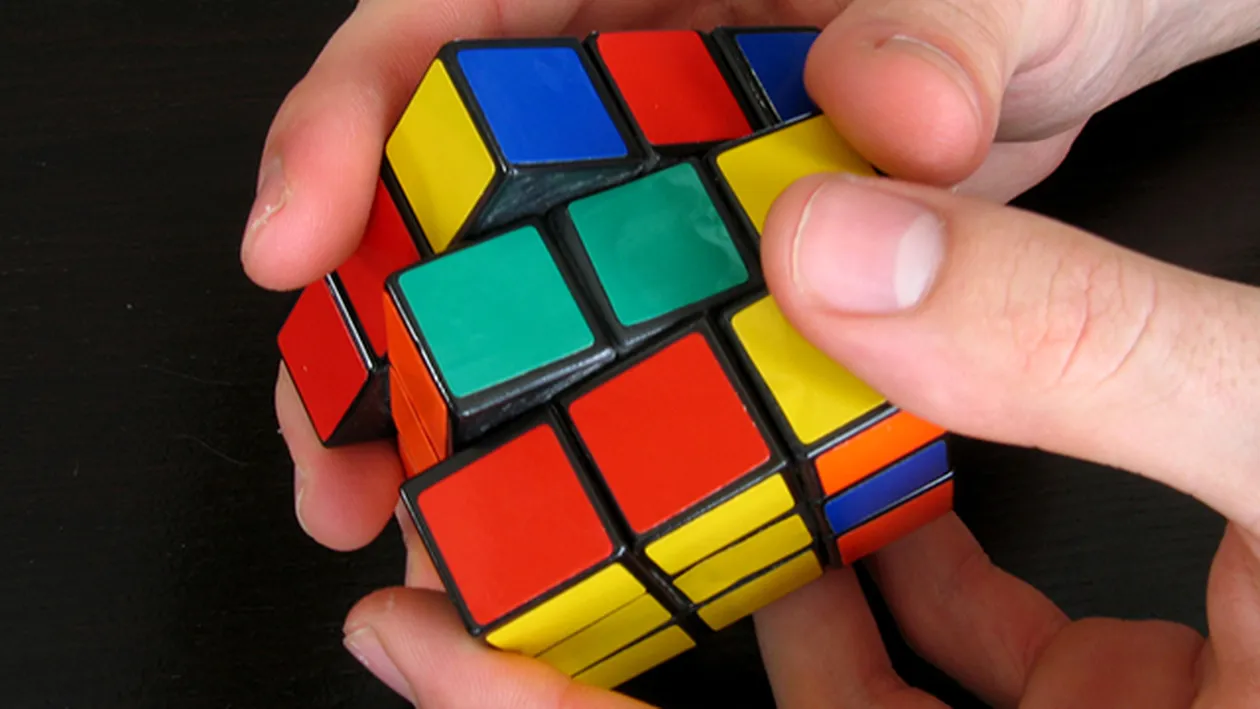 CUBUL RUBIK GOOGLE DOODLE. 40 de ani de la inventia CUBULUI RUBIK