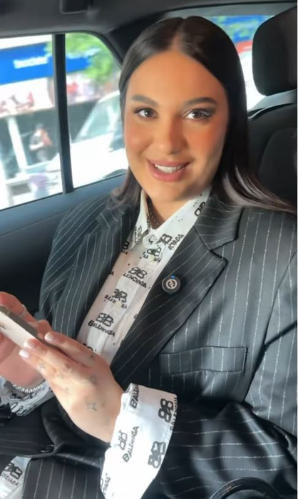 Se pozează în mașini de lux și are haine de brand, dar nu îi este rușine să meargă cu metroul