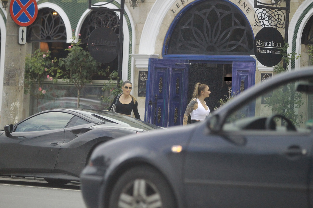 Anamaria Prodan și Denisa Nechifor, la plecarea din restaurant