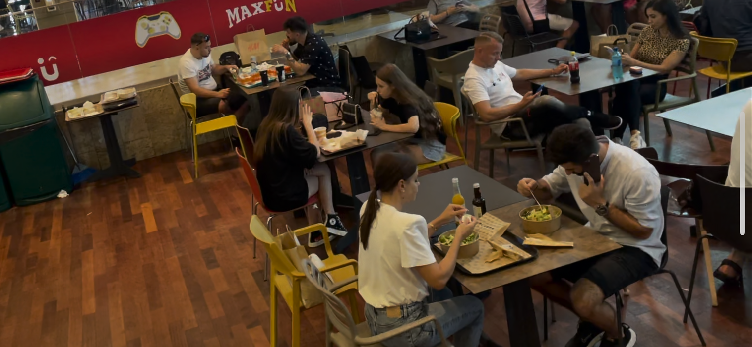 Jojo și Paul Ipate, la masă, la Mall Băneasa. Telefonul avea să-l deranjeze pe Paul (Foto: CANCAN.RO)