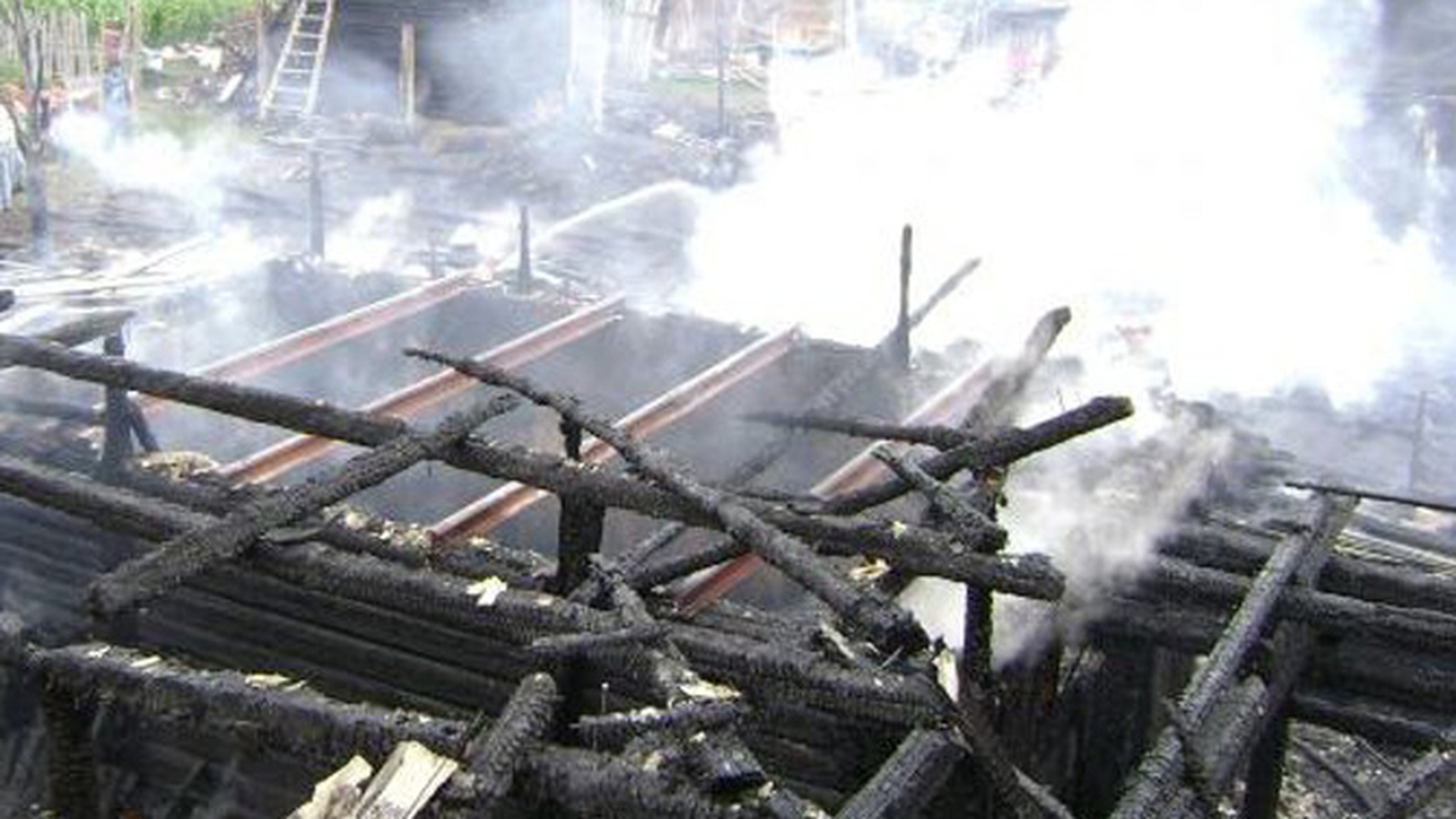 O pensiune din orasul valcean Brezoi a luat foc. Din fericire, nu au fost victime!
