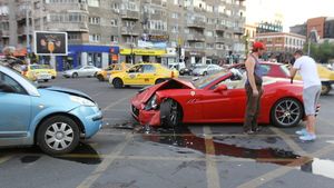 S-a terminat smecheria! Dupa ce Ferarri-ul lui Minune a fost distrus intr-o intersectie, manelistul s-a "razbunat" crunt