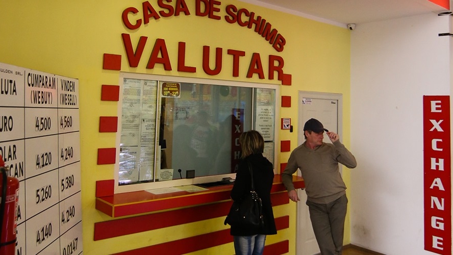 Curs valutar 23 octombrie 2019. Românii au crezut că e o eroare. Câți lei costă azi 1 euro