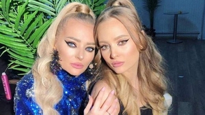 Delia Matache, fotografiată de sora sa goală prin casă! Vedeta iUmor, fără sutien și în lenjerie