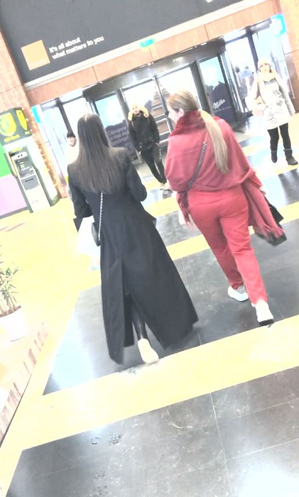 Ana și Rebecca părăsesc mall-ul