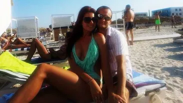 A dat costumul de curse pe costumul minuscul de baie! Vezi cum arata cel mai sexy copilot din Romania la plaja!