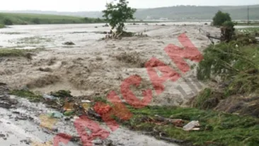 Ploile izoleaza Moldova! Doua drumuri nationale, 12 drumuri judetene si cinci tronsoane de cale ferata sunt inchise!