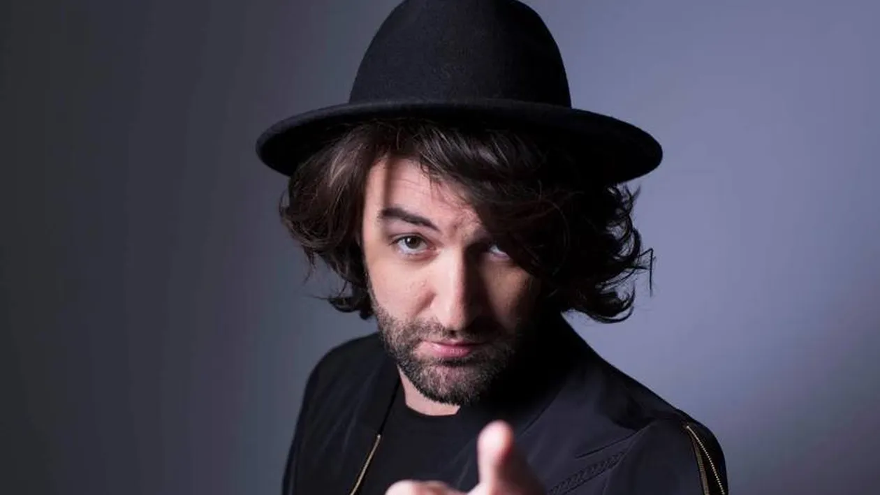 Admiratoarele lui SMILEY vor muri de invidie! Artistul a fost surprins în timp ce era sărutat de...