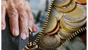 Caz incredibil în Italia. Un pensionar a primit o amendă uriașă după ce a astupat o groapă în asfalt