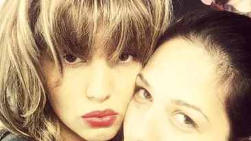 S-a săturat de părul creţ şi negru ca abanosul? Cine crezi că este vedeta blondă şi supărată din imagine?