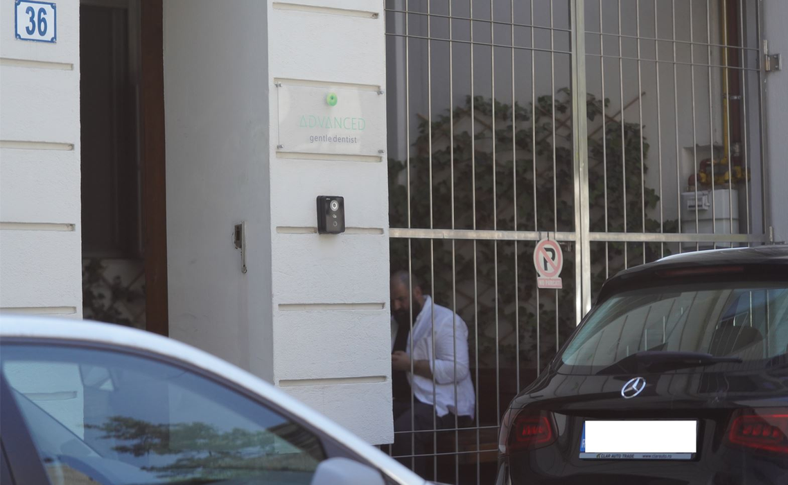 Adrian Hădean așteaptă să ia loc pe scaunul medicului stomatolog, dar are emoții și vorbește la telefon (Foto: CANCAN.RO)
