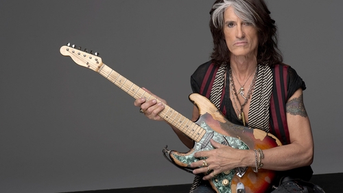 Chitaristul Joe Perry de la Aerosmith, spitalizat de urgență după ce s-a prăbușit în timpul unui concert