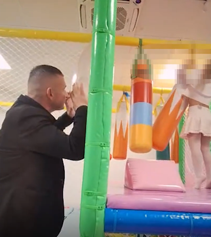 Fiica ”bodyguardului lui Dumnezeu” a împlinit 5 ani și promite să fie o mare luptătoare: ”A mușcat sacul”