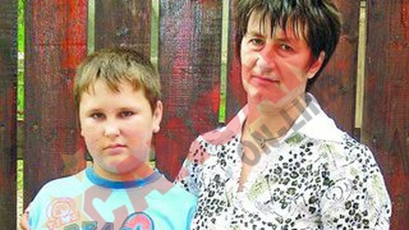 I-au pus in urechi picaturi pentru unghii!