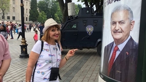 Echipa Marinei Almășan s-a ciocnit de chipul lui ”Liviu Dragnea” pe toate străzile din Istanbul.