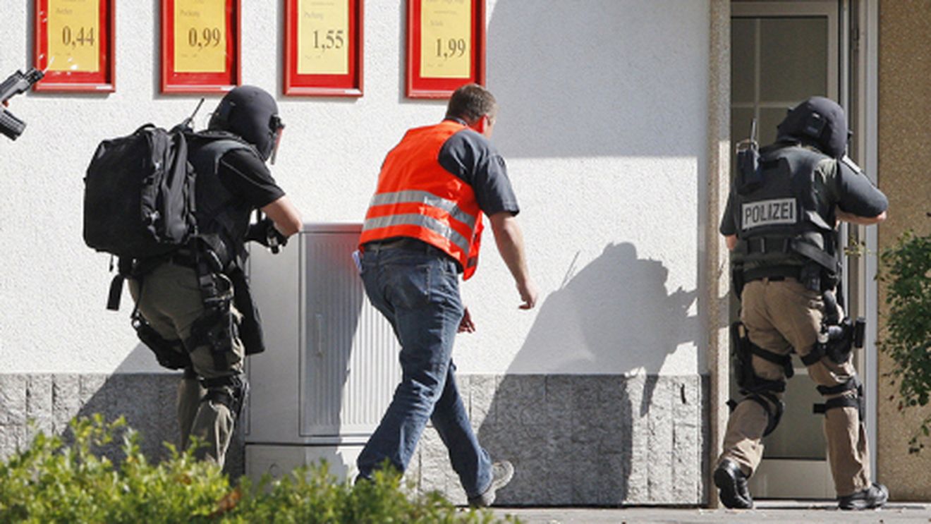 Un bărbat înarmat şi plin de sânge s-a baricadat într-un restaurant din Germania!