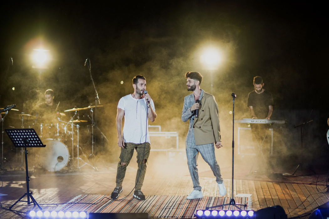 Edward Sanda a marcat lansarea primului său album printr-un concert live, pentru familie și prieteni