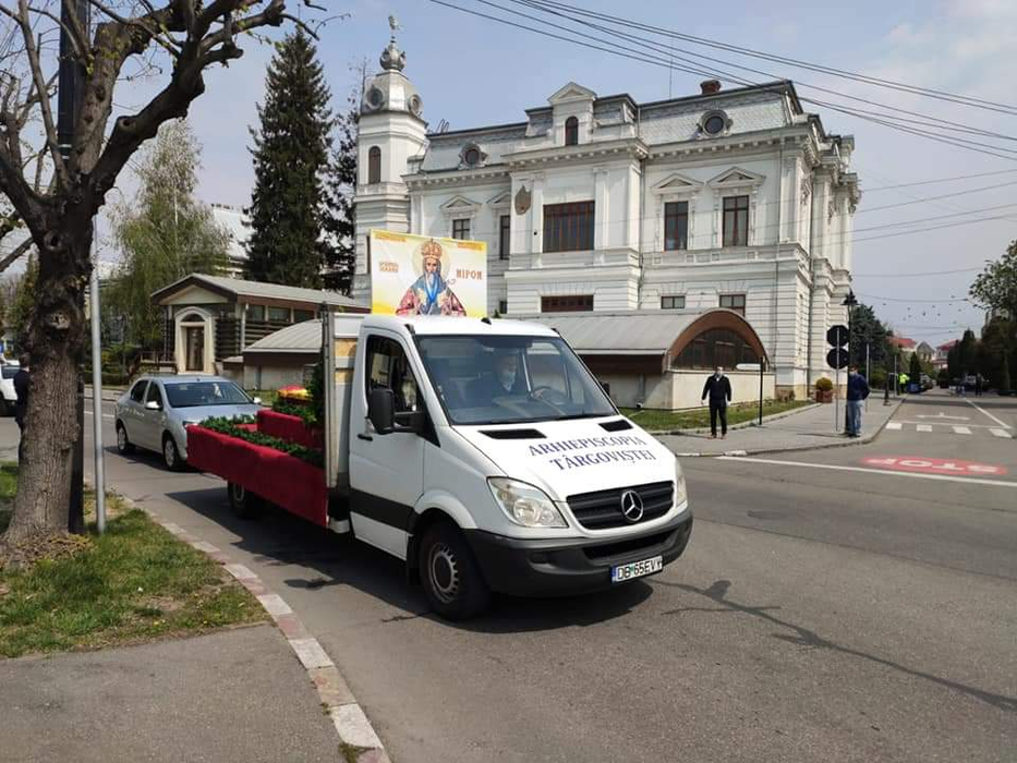 Procesiune la Târgoviște pentru încetarea pandemiei de coronavirus. Medicii au ieșit în fața spitalului și s-au rugat