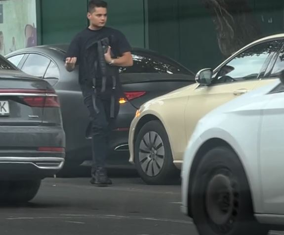 Selly a ajuns la NUBA Cafe cu un Mercedes CLS care a costat peste 80.000 de euro (Foto: CANCAN.RO)
