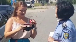 VIDEO. O cunoscută cântăreaţă de muzică populară a fost testată în trafic cu ochelarii pentru simularea consumului de alcool
