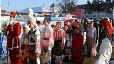 Mos Craciun a venit cu barca in Mehedinti